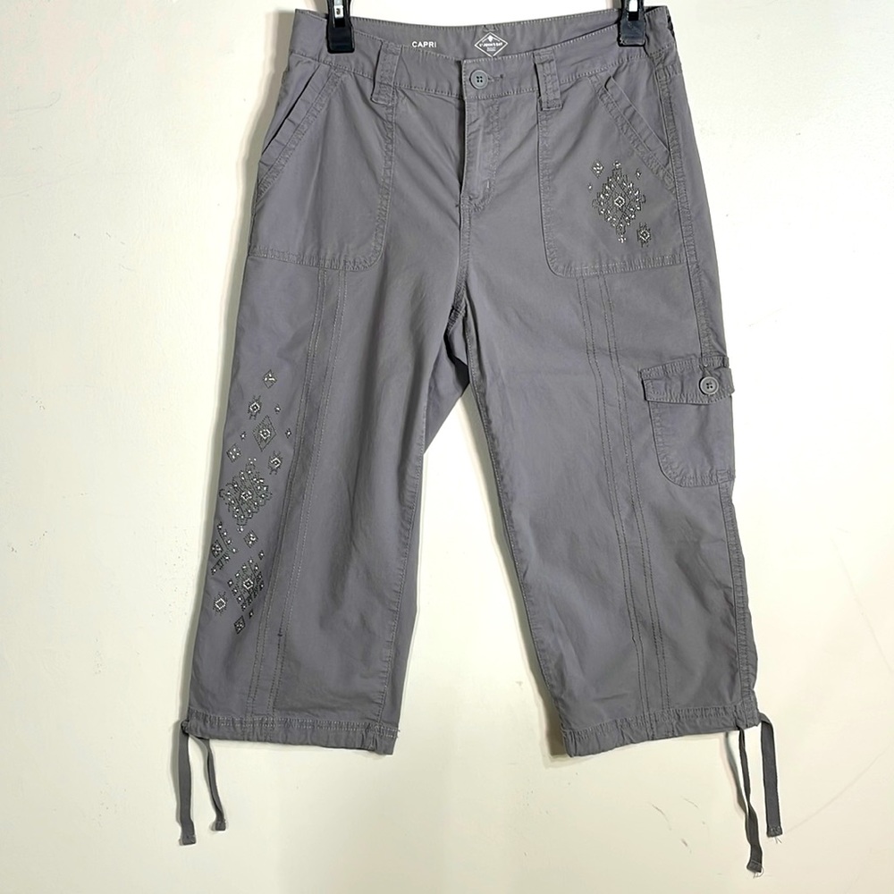 St. John’s bay lightweight cargo embroidered capri pant light grey size 4